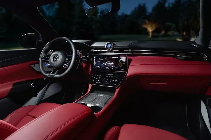 Maserati Grecale vs. Porsche Macan interior 1