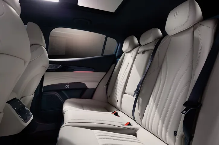 Maserati Grecale vs. Porsche Macan interior 2