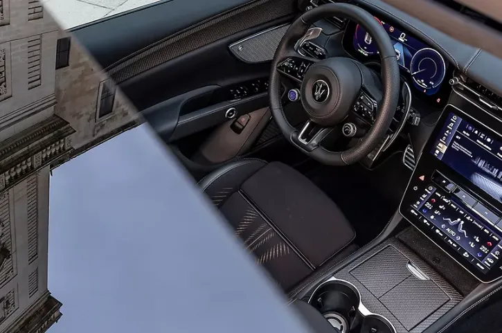 Maserati-Grecale-vs-Range-Rover-Velar interior