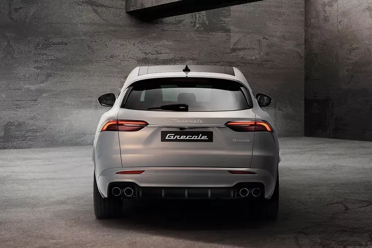 NEW Maserati Grecale - In the back, rear lights of boomerang-type, with inspiration from the Giugiaro 3200 GT